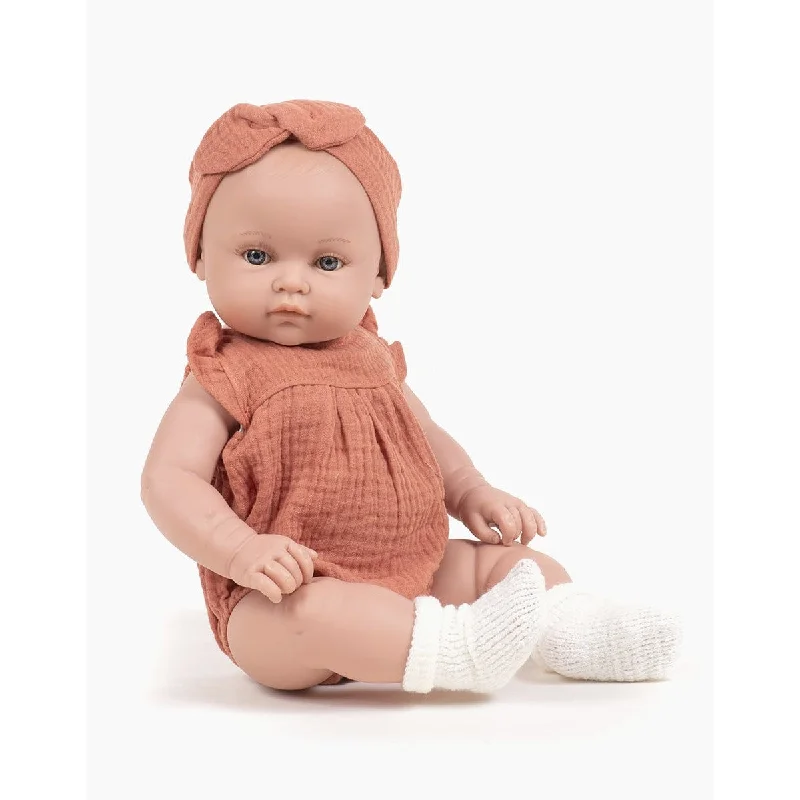 MiniKane bambinis girl Yaëlle dressed in an olivia romper and double marsala gauze headband